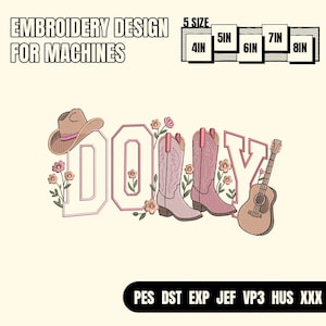 Puede incluir: Un diseño de bordado para máquinas con la palabra DOLLY en letras blancas con contornos rosas. El diseño incluye un sombrero de vaquero beige, botas rosas, una guitarra acústica y pequeñas flores rosas. Disponible en 4in, 5in, 6in, 7in, 8in.