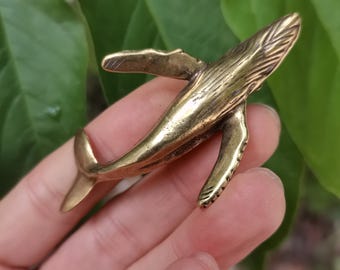 Figura de ballena de latón macizo / Adorno náutico de animales marinos / Colgante oceánico de arte marítimo retro / Figura de ballena en miniatura