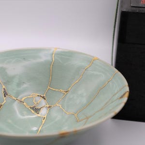 Cuenco de té Kintsugi Celadón: Chawan japonés con oro y nácar.