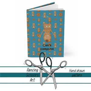 Könnte beinhalten: Ein Hardcover-Buch mit blauem Einband, das ein wiederkehrendes Muster aus braunen Robotern und den Text "Can't compute" zeigt. Unter dem Buch befindet sich eine silberne Schere auf einem horizontalen Band mit dem Text "Dancing Scissors Art" und "Hand drawn pattern".
