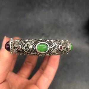 Tibetanskt etniskt vintage Miao silvermanschettarmband, utsmyckat filigraninlagt grönt cabochon ädelstensöppet armband, tribal boho statement-smycken