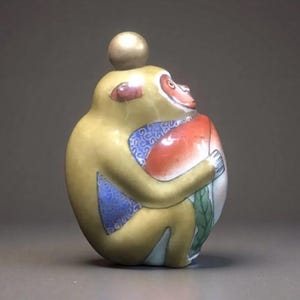 Hand‑Painted Porcelain Monkey‑Shaped Snuff Bottle with Gilded Cap, Chinese Auspicious Collectible Ornament