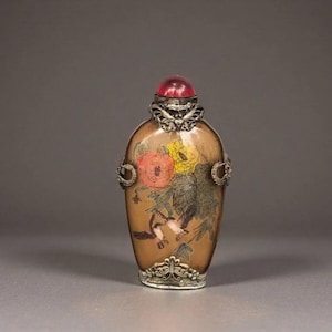 Boccetta da tabacco da fiuto cinese in vetro dipinto sul retro, ornamento da collezione in stile vintage con motivo floreale e di uccelli avvolto in rame e argento.