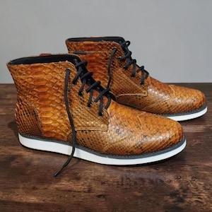 手作りのブラウンのヘビ革ブーツ - 本革パイソン柄レースアップブーツ - エキゾチックでラグジュアリーなメンズフットウェア