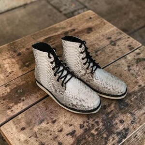 Botas de piel de serpiente blanca hechas a mano - Botines con cordones de piel de pitón Xcotic - Calzado único y llamativo