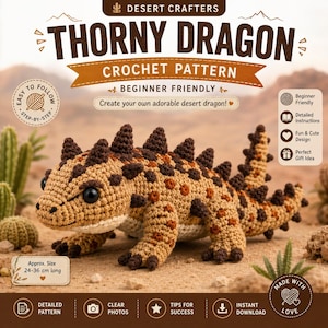 Puede incluir: Un patrón de ganchillo para un dragón espinoso, con un juguete de lagarto tejido en color canela y marrón con púas marrón oscuro. El texto dice Desert Crafters, Thorny Dragon, Crochet Pattern, Beginner Friendly y Approx. Size 24-36 cm long.