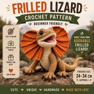 Peut inclure: Un patron de crochet pour lézard à collerette avec le texte FRILED LIZARD CROCHET PATTERN BEGINNER FRIENDLY, MAKE YOUR OWN ADORABLE FRILLED LIZARD et FINISHED SIZE 24-34 CM (APPROX.). L'image montre un lézard au crochet marron et orange.