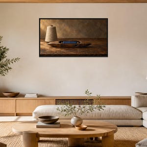 以下が含まれることがあります： 青い糸巻きが入ったダークウッドの織物用シャトルとベージュの糸コーンが描かれた額装済みのウォールアートプリント。質感のある茶色の背景を前に、テキスタイルツールの静物画が構成されています。