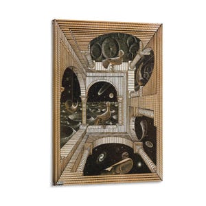 Pode incluir: Impressão emoldurada com uma ilustração surrealista em preto e branco que retrata estruturas arquitetônicas interconectadas. A obra de arte inclui arcos, colunas e elementos celestes como pássaros, planetas e galáxias. A impressão está em uma moldura de madeira.