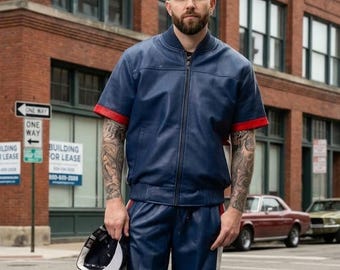 Tweedelige marineblauwe leren herenoutfit | Zomeroutfit voor heren: leren combi-set.