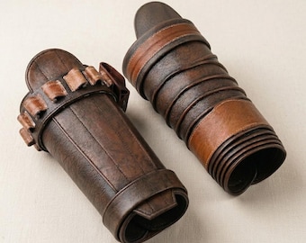 Armadura de pierna de cuero auténtico hecha a mano, inspirada en Star Wars y el Mandaloriano, para cosplay masculino.