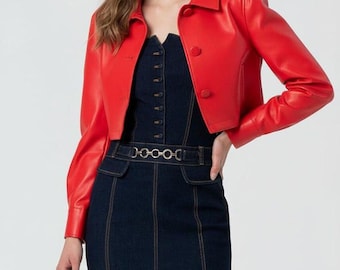 Handgemaakte rode leren cropped bolero - leren bikerjack - cropped damesjack in kantoorstijl.