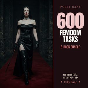 以下が含まれることがあります： Polly Bane著「600 Femdom Tasks 6-Book Bundle」のデジタル商品カバー。黒いサテンのオフショルダードレス、黒い手袋、サイハイブーツを着用し、赤いカーペットの上でクロップを持つ人物が描かれている。18+のテキストが含まれている。
