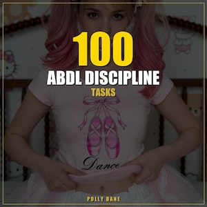 Pode incluir: Uma t-shirt rosa claro com o texto "100 ABDL DISCIPLINE TASKS" em amarelo e branco. Abaixo, um desenho de sapatilhas de ballet rosa com um laço rosa. A palavra "Dance" está escrita abaixo.