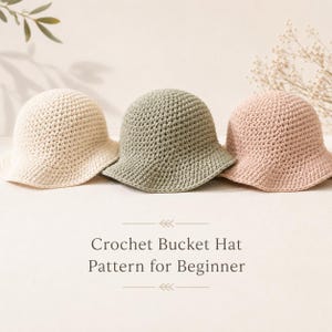 Puede incluir: Se muestran tres sombreros de pescador de ganchillo en crema, verde salvia y rosa rubor. Los sombreros tienen una corona redondeada y un ala ligeramente inclinada hacia abajo. El texto "Crochet Bucket Hat Pattern for Beginner" está debajo.
