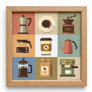 Pode incluir: Um bordado em ponto cruz quadrado numa moldura de madeira clara com uma grelha de nove ícones relacionados com café. Os desenhos incluem uma cafeteira italiana, uma chávena, um moinho manual, um jarro, um copo, uma chaleira e uma máquina de café.