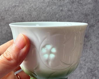 Set van 5 Japanse Yunomi theekopjes, groen, doorschijnend porselein met bloemenmotief.