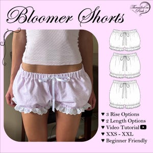 Peut inclure: Shorts bouffants à carreaux vichy violet clair et blanc avec un cordon de serrage en ruban blanc à la taille et une bordure en dentelle blanche aux ouvertures des jambes. L'image contient le texte Bloomer Shorts, 3 Rise Options, 2 Length Options, Video Tutorial, XXS - XXL, et Beginner Friendly.