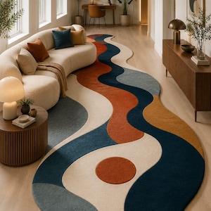 Könnte beinhalten: Moderner, abstrakter Teppich mit fließendem, organischem Design. Der Teppich weist eine Mischung aus Farben auf, darunter Marineblau, Rost, Creme und gedämpftes Türkis. Die Abmessungen des Teppichs betragen ca. 305 cm lang und 152 cm breit.