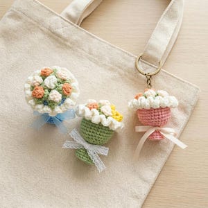 Mönster för virkade miniblommor | Miniblomsterberlock i PDF-format | Nybörjarhandledning för amigurumiblommor | Mors dag-gör-det-själv-present