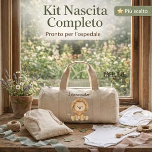 Può includere: Una borsa da viaggio per neonati beige con il nome "Leonardo" e un'illustrazione di leone, insieme a un sacchetto con coulisse abbinato, un bavaglino e un body. Il testo "Kit Nascita Completo" e "Pronto per l'ospedale" sono visibili. Un piccolo vaso di fiori è a sinistra.
