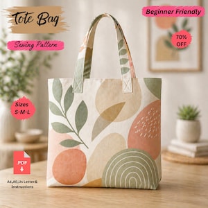 Może przedstawiać: Kremowa torba typu tote z kolorowym abstrakcyjnym wzorem w odcieniach brzoskwini, zieleni i beżu. Torba ma pasujący uchwyt, a tekst "Tote Bag" i "Sewing Pattern" są widoczne. Widoczny jest również tekst "Beginner Friendly" i "Sizes S-M-L".