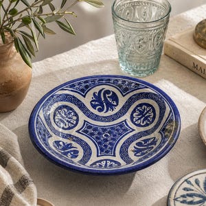 Bol de cerámica vintage azul y blanco, bol marroquí para servir, plato de cerámica hecho a mano, decoración de mesa mediterránea, frutero, decoración de cocina bohemia