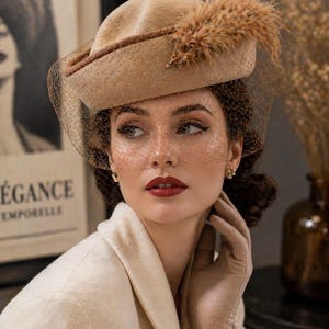 Vintage 1950s Pure Wool Hat French Fascinator Veil Feather Wedding Guest Hat Beige Retro Cocktail Hat Vintage Feather Hat wedding bride hat