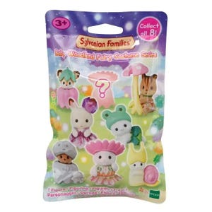 Puede incluir: Una bolsa sorpresa Sylvanian Families Baby Woodland Fairy Costume Series con ilustraciones de ocho pequeñas figuras de animales con disfraces de hadas, incluyendo trajes de seta, flor y caracol, con un icono de interrogación rosa.