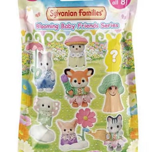 Puede incluir: Un paquete sellado de figuras coleccionables de la serie Sylvanian Families Blooming Baby Friends. El paquete presenta varios personajes de animales con trajes florales, incluyendo un conejo, un zorro y un gato. El paquete es azul y blanco con el texto "Collect all 8!"