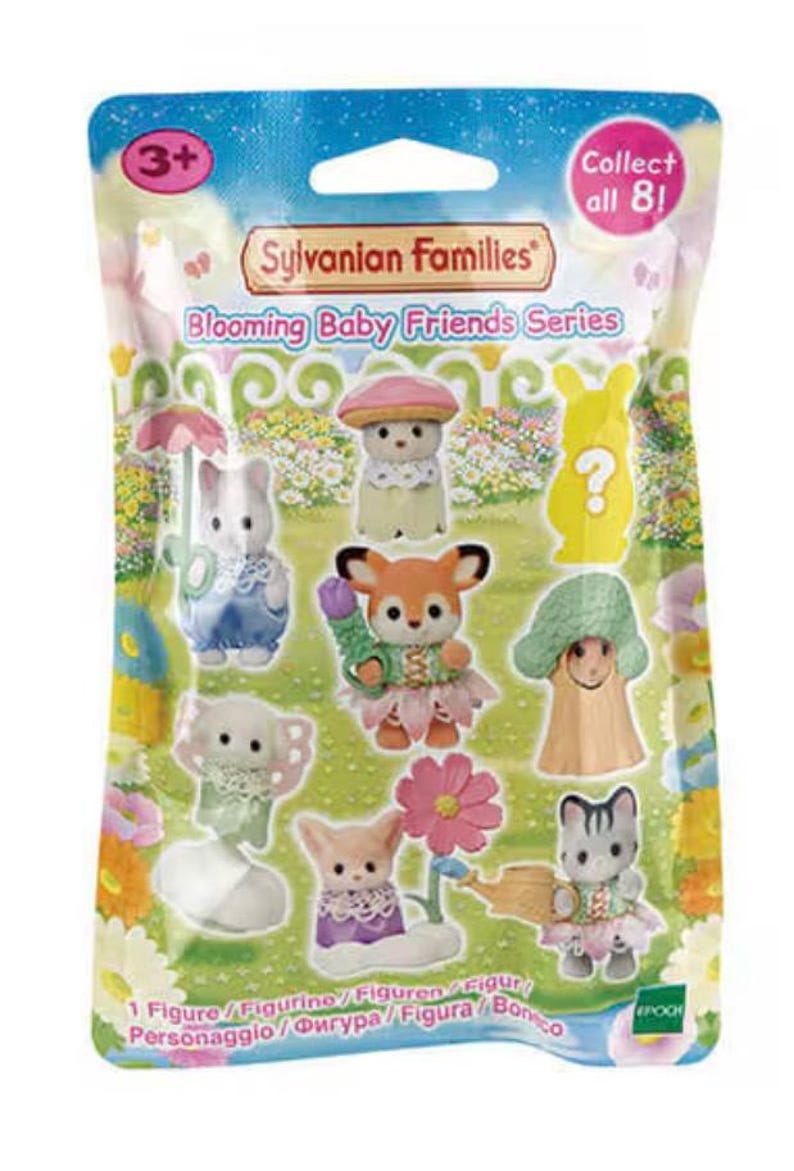Puede incluir: Un paquete sellado de figuras coleccionables de la serie Sylvanian Families Blooming Baby Friends. El paquete presenta varios personajes de animales con trajes florales, incluyendo un conejo, un zorro y un gato. El paquete es azul y blanco con el texto "Collect all 8!"