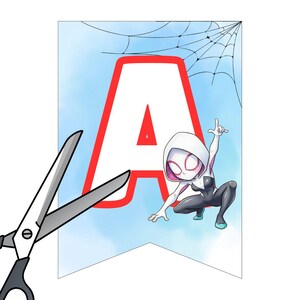 Pu&ograve; includere: Un banner con la lettera "A" bordata di rosso su sfondo azzurro chiaro. A destra, un'illustrazione di Spider-Gwen. Sono presenti anche una ragnatela e delle forbici.