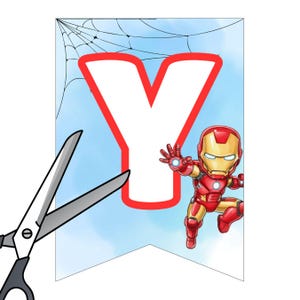 Pu&ograve; includere: Un banner con la lettera "Y" bianca bordata di rosso e un personaggio dei cartoni animati di Iron Man. Lo sfondo &egrave; azzurro acquerello con un disegno a ragnatela. Le forbici sono nell'angolo in basso a sinistra.