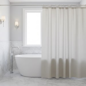 Könnte beinhalten: Ein modernes Badezimmer mit einer freistehenden weißen Badewanne, einem weißen Duschvorhang und einem Fenster. Die Wände und der Boden sind aus weißem Marmor. Zwei Wandleuchten. Eine Chromarmatur befindet sich neben der Wanne.