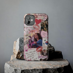 Puede incluir: Una funda de teléfono con un diseño de collage con fotos, corazones y texto. La funda tiene una combinación de colores rosa y blanco con una foto de una mujer en el centro. El texto incluye "XOXO" y "Love You."
