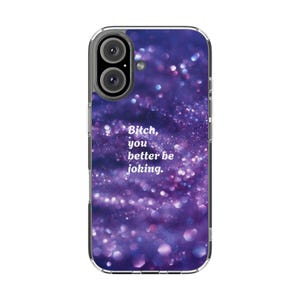 Könnte beinhalten: Transparente Handyhülle mit lila Glitzerdesign. Die Hülle trägt den Text "Bitch, you better be joking." Die Handyhülle hat einen Ausschnitt für eine Dual-Objektiv-Kamera.