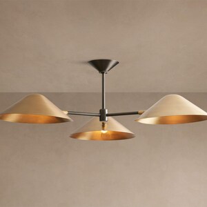 Lámpara de araña moderna de mediados de siglo / Lámpara de techo de 3 luces en latón y negro / Lámpara de montaje semiempotrado / Lámpara colgante para comedor con pantalla cónica