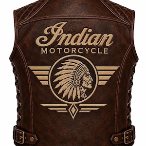 Könnte beinhalten: Eine dunkelbraune Lederweste mit gestepptem Schulterdesign und seitlicher Schnürung. Auf der Rückseite befindet sich ein gesticktes Indian Motorcycle Logo in beigem Garn über einem kreisförmigen Emblem mit einer Person im Federschmuck.