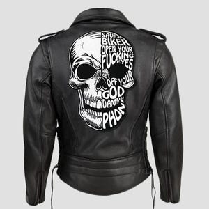Könnte beinhalten: Eine schwarze Motorradjacke aus Leder mit einer großen weißen Grafik auf der Rückseite. Die Grafik zeigt einen Totenkopf mit integriertem Text auf der rechten Seite: Save a biker open your fucking eyes and get off your god damn phone.