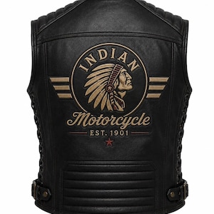 Puede incluir: Un chaleco de cuero negro con un gran logotipo bordado de Indian Motorcycle en la espalda. El diseño incluye el perfil de una persona con tocado, el texto "INDIAN MOTORCYCLE EST. 1901", una pequeña estrella roja, paneles acolchados en los hombros y cordones laterales.