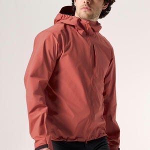 Puede incluir: Chaqueta con capucha de color &oacute;xido con cremallera completa. La chaqueta tiene un dise&ntilde;o estilizado con un peque&ntilde;o bolsillo en el pecho y detalles negros en los pu&ntilde;os. El modelo lleva pantalones negros.