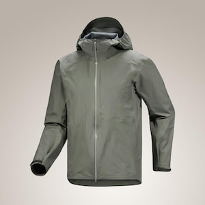 Puede incluir: Chaqueta con capucha verde salvia con cremallera completa. La chaqueta tiene un cuello alto y un dise&ntilde;o entallado. Las mangas tienen pu&ntilde;os negros. La chaqueta est&aacute; hecha de un material ligero e impermeable.