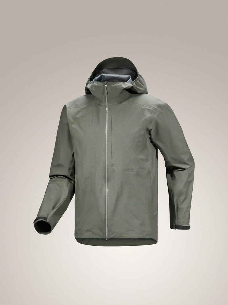 Puede incluir: Chaqueta con capucha verde salvia con cremallera completa. La chaqueta tiene un cuello alto y un dise&ntilde;o entallado. Las mangas tienen pu&ntilde;os negros. La chaqueta est&aacute; hecha de un material ligero e impermeable.