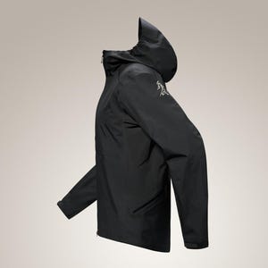 Puede incluir: Chaqueta negra con capucha, cierre de cremallera y peque&ntilde;o logotipo en la manga. La chaqueta tiene un dise&ntilde;o elegante y minimalista, adecuada para actividades al aire libre. La chaqueta est&aacute; hecha de un material ligero y resistente al agua.