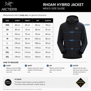 Puede incluir: Chaqueta h&iacute;brida Rhoam negra de Arc'teryx con una gu&iacute;a de tallas. La gu&iacute;a incluye medidas de pecho, cintura, cadera y manga en cent&iacute;metros para las tallas XXS a 3XL. La chaqueta tiene capucha y etiqueta Gore-Tex.