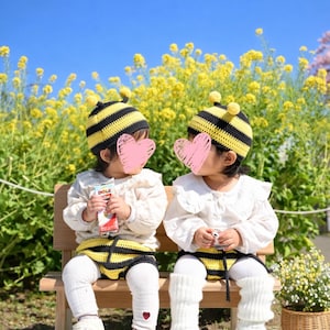 Peut inclure: Une tasse en céramique blanche avec une anse noire et le texte "But First, Coffee" en gras noir. La tasse est placée sur un fond flou. La tasse mesure environ 10 cm de hauteur.