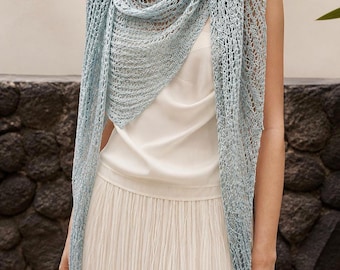 Xale triangular de crochê feito à mão, leve e rendado, ideal para o verão, perfeito para usar como saída de praia estilo boho.