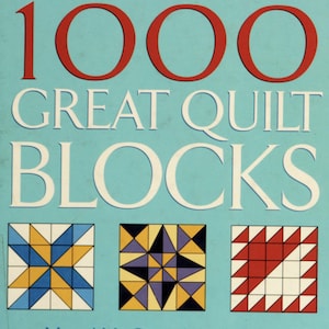 Può includere: Una copertina di libro azzurro intitolata 1000 GREAT QUILT BLOCKS di Maggi McCormick Gordon. La copertina presenta il logo That Patchwork Place e tre motivi quadrati a blocchi per trapunte nei colori blu, giallo, viola e rosso su uno sfondo a griglia.