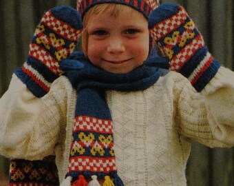 Breipatroon voor een babyset met Fair Isle-motief (PDF) | Kindermuts, sjaal en wantjes | Set met vintage hartjes en kleuraccenten | Gebreide muts met oorklappen | Digitale download