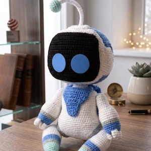 Puede incluir: Una taza de cerámica blanca con asa negra y el texto "But First, Coffee" en negrita negra. La taza se encuentra sobre un fondo borroso, sugiriendo un ambiente acogedor.